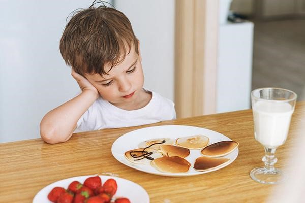 بی‌اشتهایی کودکان؛ چه زمانی طبیعی است و چه زمانی نشانه بیماری گوارشی؟