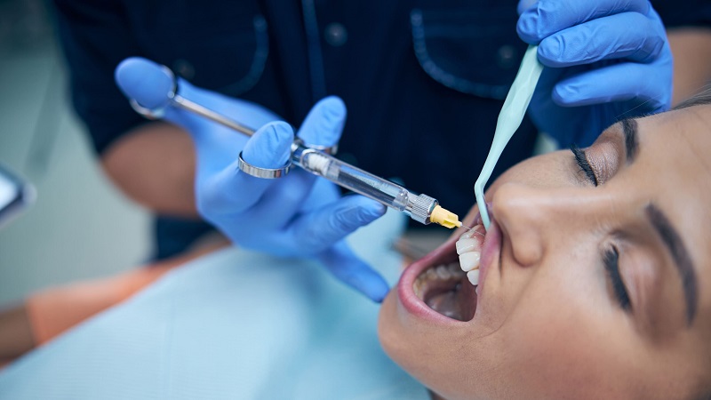 لیزر دندانپزشکی و تأثیر آن بر کاهش نیاز به تزریق بی‌حسی